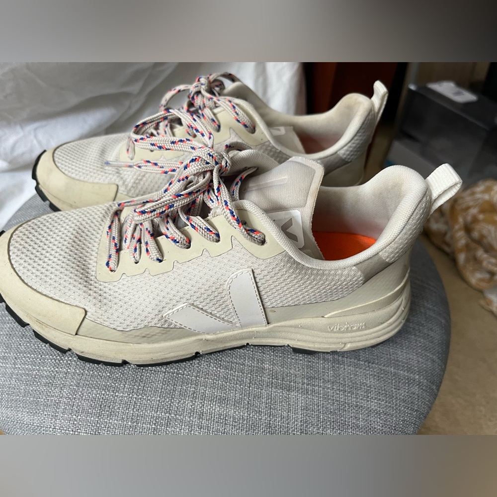 Veja Dekkan women’s sneakers   Size 6   Beautiful pearl color